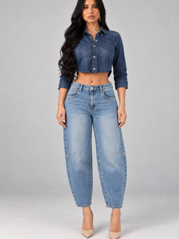 Calça barrel jeans lavagem clara na modelo Morena Brazil