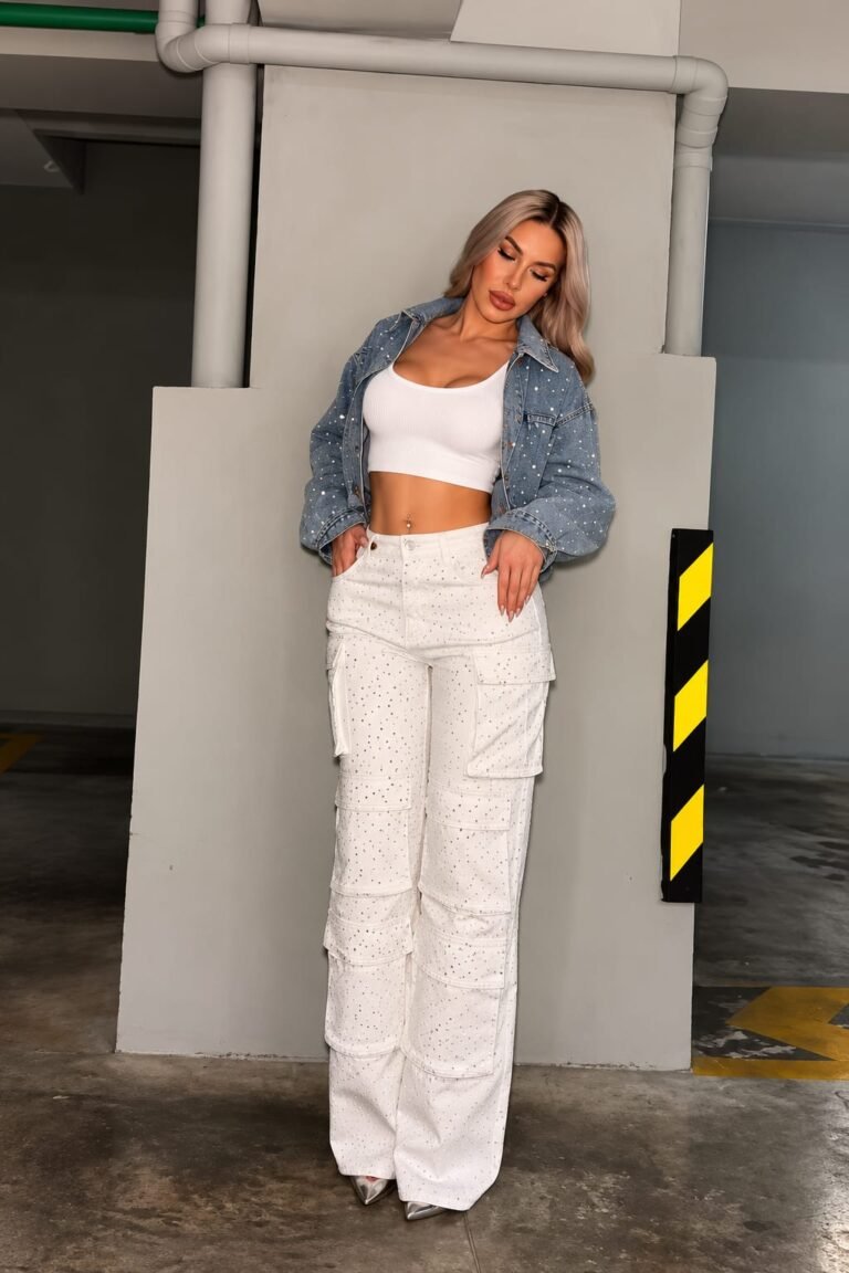 Conjunto Jaqueta Jeans Cropped e Calça Cargo Wide Leg Cravejados de Cristais