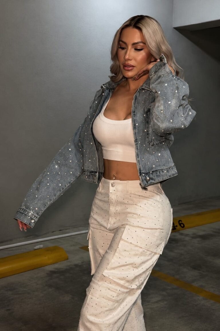 Conjunto Jaqueta Jeans Cropped e Calça Cargo Wide Leg Cravejados de Cristais