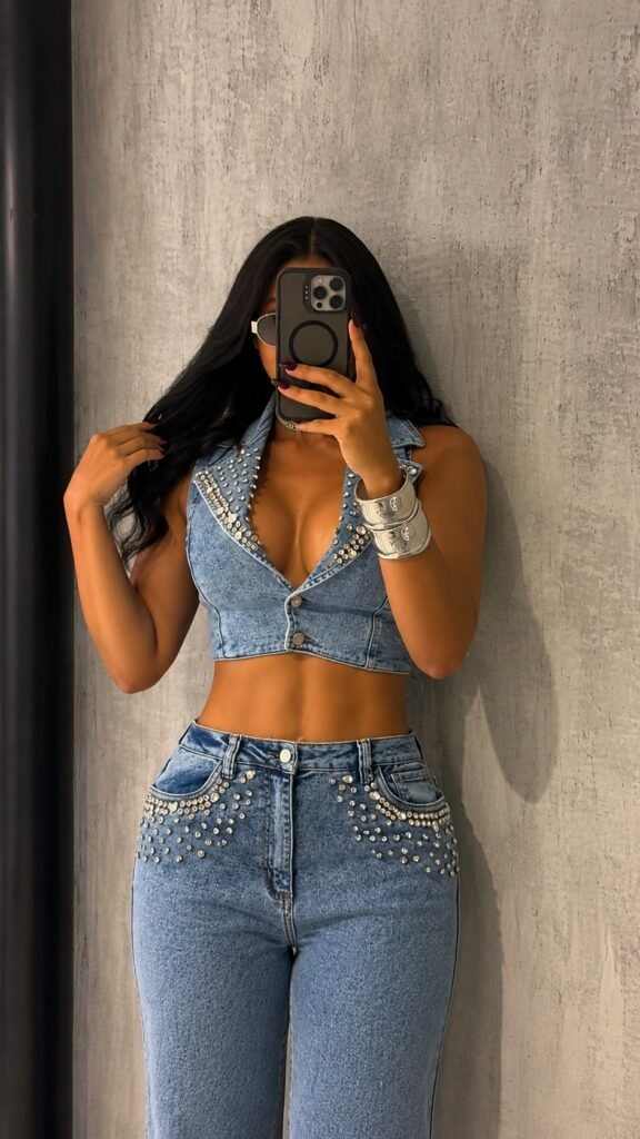 Conjunto Jeans Calça + Cropped com Pedrarias