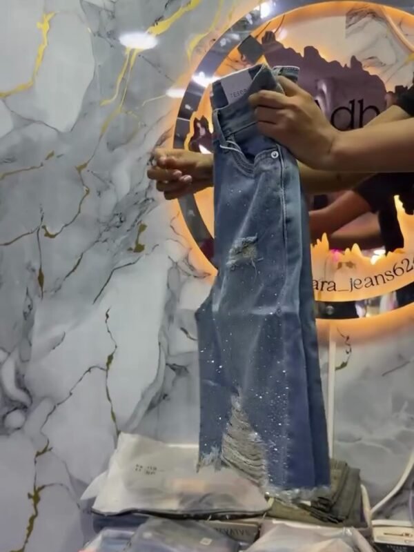 Bermuda Jeans Cravejada de Cristais