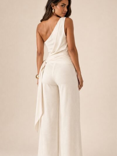 Conjunto multiforme off white visto de costas com faixa assimétrica e amarração lateral