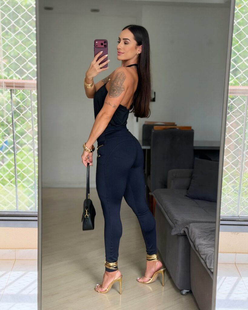 Calça Skinny Escura com Botões e Fenda