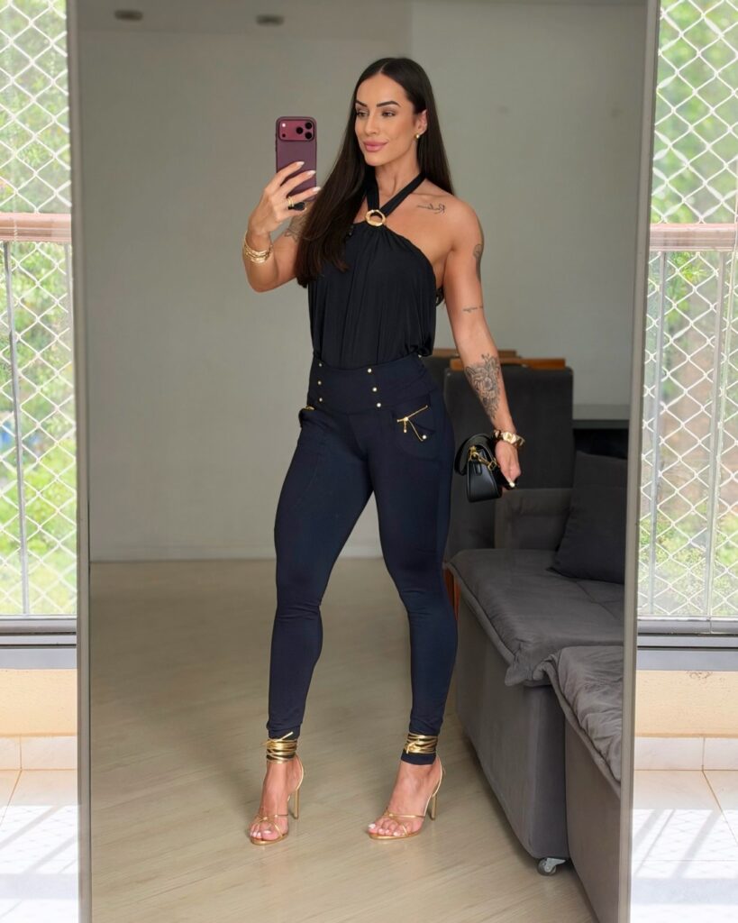 Calça Skinny Escura com Botões e Fenda
