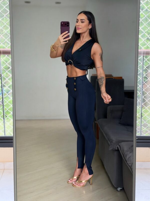Calça Skinny Escura com Botões e Fenda
