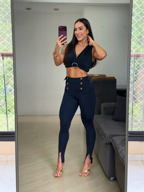 Calça Skinny Escura com Botões e Fenda