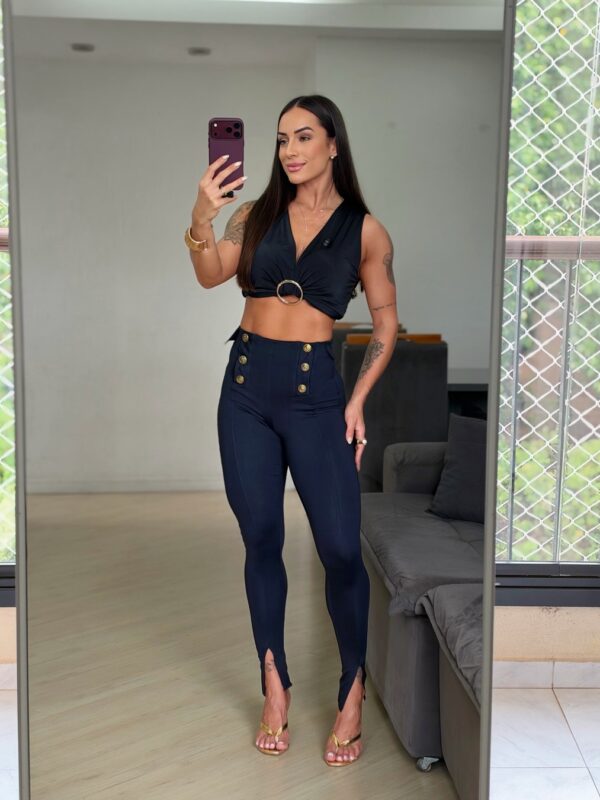 Calça Skinny Escura com Botões e Fenda