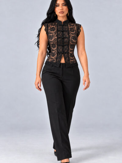 Blusa Colete de Renda Amélie preto em pose corpo inteiro