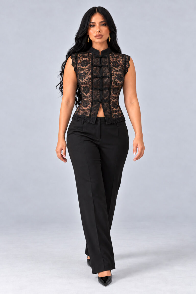 Blusa Colete de Renda Amélie preto em pose corpo inteiro