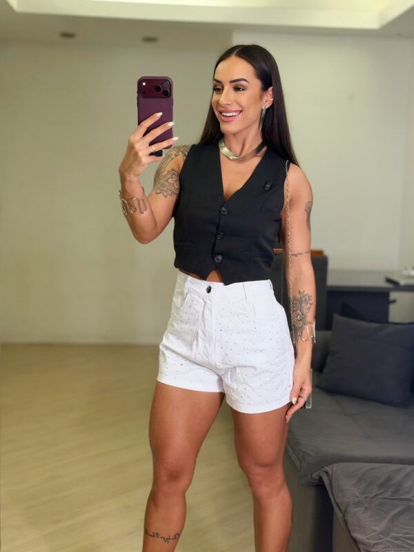 Conjunto Colete Preto e Short Branco