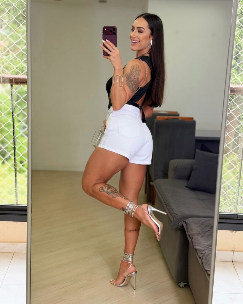 Conjunto Colete Preto e Short Branco
