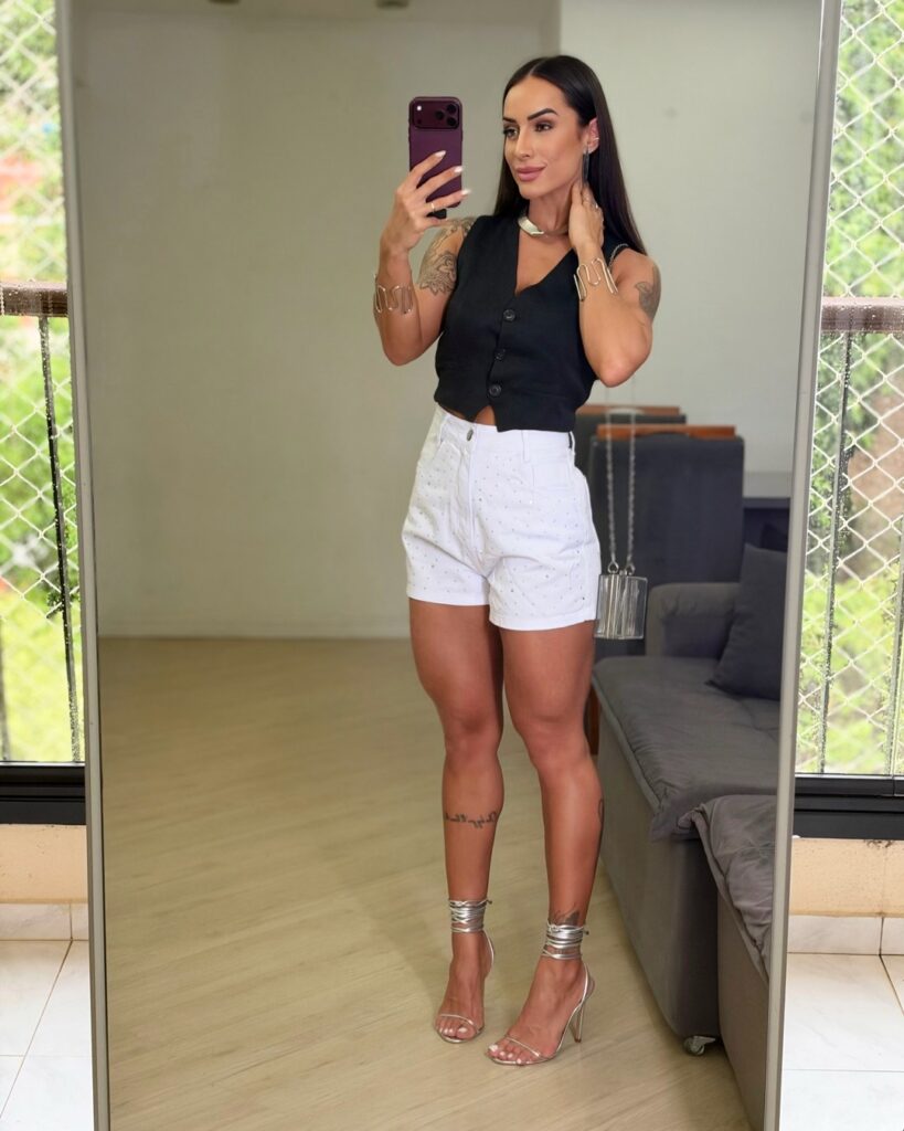 Conjunto Colete Preto e Short Branco