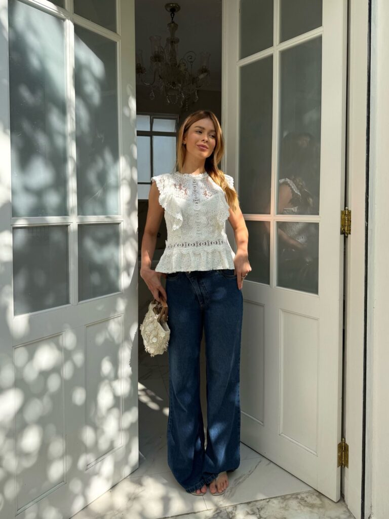 Blusa Branca Delicada Gola Alta