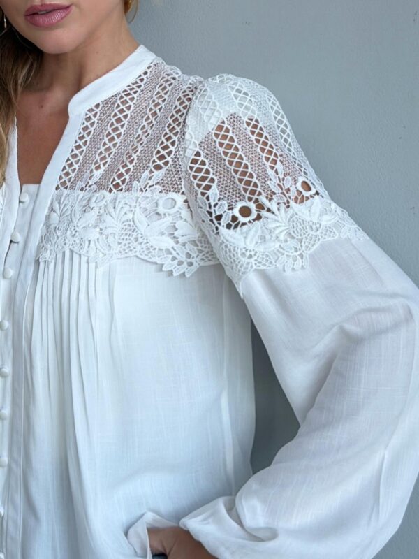 Blusa Recortes Renda Manga Longa