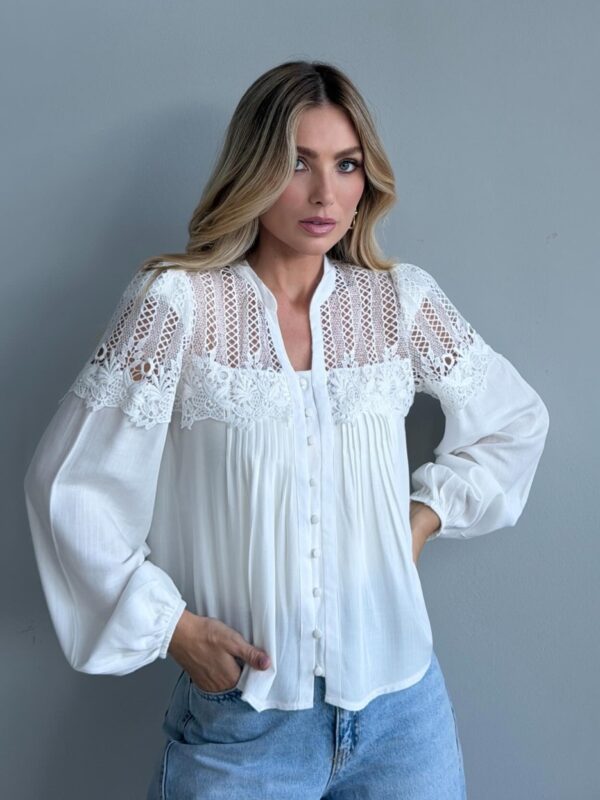Blusa Recortes Renda Manga Longa