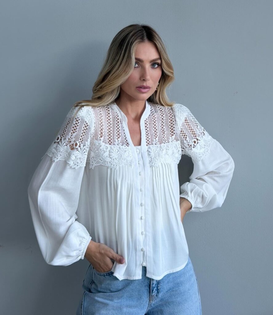 Blusa Recortes Renda Manga Longa