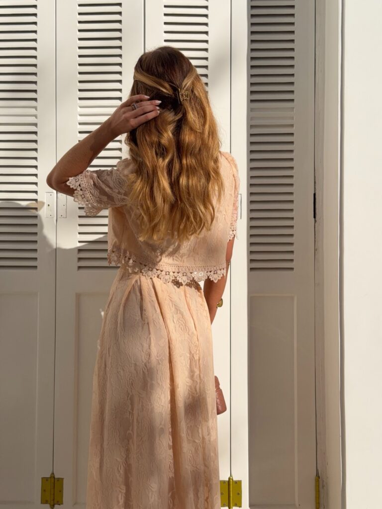 Conjunto Renda Bege Blusa e Saia