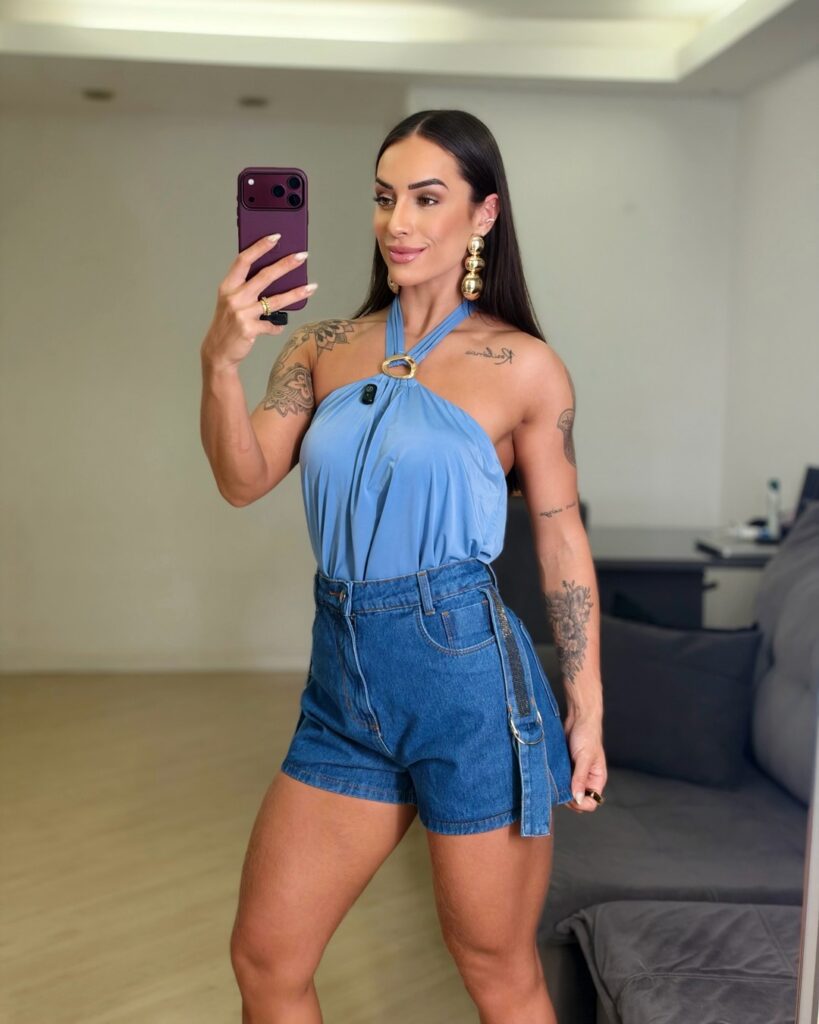 Short Jeans Escuro com Botões